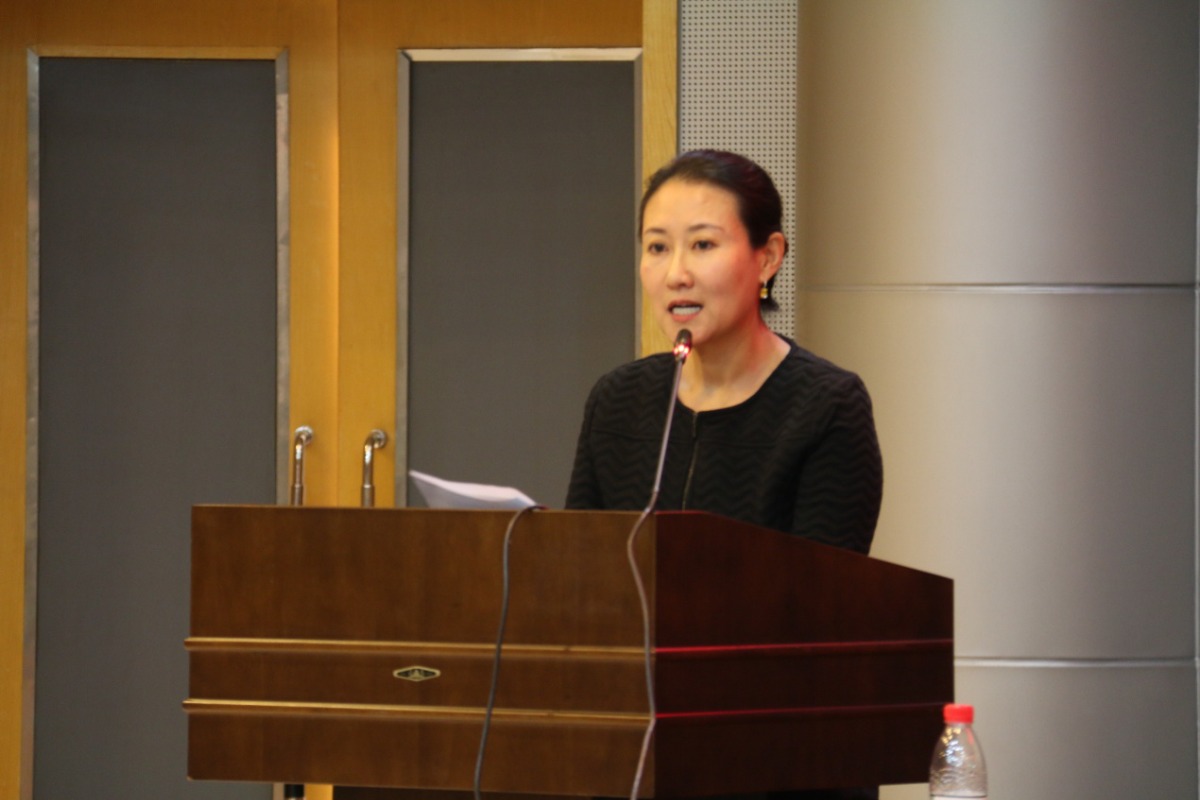 當選第三屆理事會會長的慈銘集團董事韓小紅發表講話