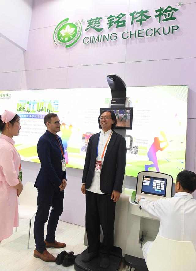 胡董體驗健康一體機設備.jpg 胡董體驗健康一體機設備.jpg