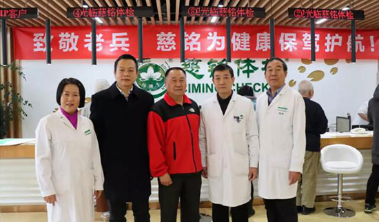8楊豐偉副書記與房淑華院長、退伍老兵醫(yī)生和來體檢退伍老兵合影.jpg