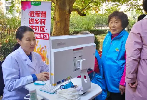 2韓小紅博士進(jìn)社區(qū)義診.jpg 2韓小紅博士進(jìn)社區(qū)義診.jpg