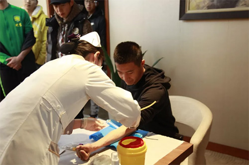 11慈銘奧亞醫護人員給中赫國安球員采血3.jpg