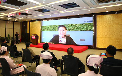2慈銘體檢集團創始人兼總裁韓小紅博士與現場視頻連線.jpg 2慈銘體檢集團創始人兼總裁韓小紅博士與現場視頻連線.jpg