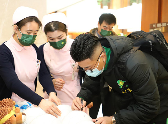 1611624011758030.jpg 9中赫國安隊員慈銘體檢現場簽名2.jpg