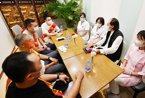 5慈銘體檢董事長胡波與醫(yī)院領(lǐng)導和北京榜樣人員座談會.jpg